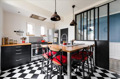Black & wood tranditional kitchen | Raison Home - 1