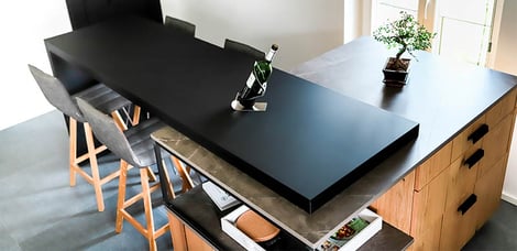 Moderne gesloten mat zwarte keuken met centrale eiland door Isabelle SIERANSKI | Raison Home - 8
