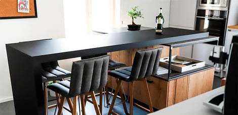 Moderne gesloten mat zwarte keuken met centrale eiland door Isabelle SIERANSKI | Raison Home - 5