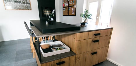 Moderne gesloten mat zwarte keuken met centrale eiland door Isabelle SIERANSKI | Raison Home - 1