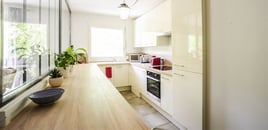 Gesloten houten hedendaagse keuken door Sébastien PRIELS | Raison Home - 1