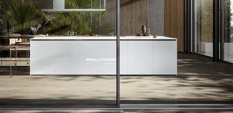 Gesloten moderne houten witte keuken in I-vorm met eiland door Sébastien PRIELS | Raison Home - 1