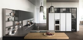 Open moderne witte en grijze keuken in L-vorm door Sébastien PRIELS | Raison Home - 1