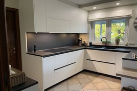 Cuisine moderne laquée blanche et bois à Bodegnée | Raison Home - 3