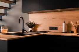 Cuisine noire et bois à Hamoir | Raison Home - 3