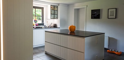 Open witte cottage keuken door Timothy JACOBS | Raison Home - 3