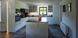 Open witte cottage keuken door Timothy JACOBS | Raison Home - 1
