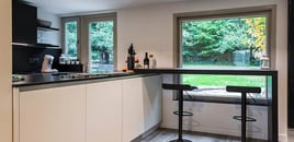 Moderne open mat witte keuken met eiland door Timothy JACOBS | Raison Home - 4