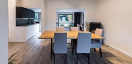Moderne open mat witte keuken met eiland door Timothy JACOBS | Raison Home - 8