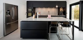 Open moderne mat zwarte keuken met eiland door Timothy JACOBS | Raison Home - 1
