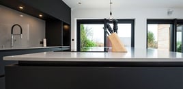 Open moderne mat zwarte keuken met eiland door Timothy JACOBS | Raison Home - 8