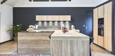 Open moderne heldere houten keuken door Valérie GÉRARD | Raison Home - 1