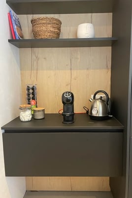 Cuisine Laque Noir Mat et bois clair à Chênée | Raison Home - 4