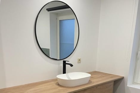 Salle de bain au design épuré à Burdinne | Raison Home - 1