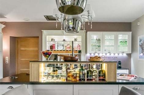 Cuisine cottage blanche avec bar intégré | Raison Home Belgium - 5