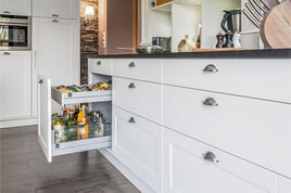 Cuisine cottage blanche avec bar intégré | Raison Home Belgium - 7