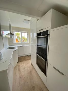 Contemporary style for a glossy white kitchen | Raison Home - 6