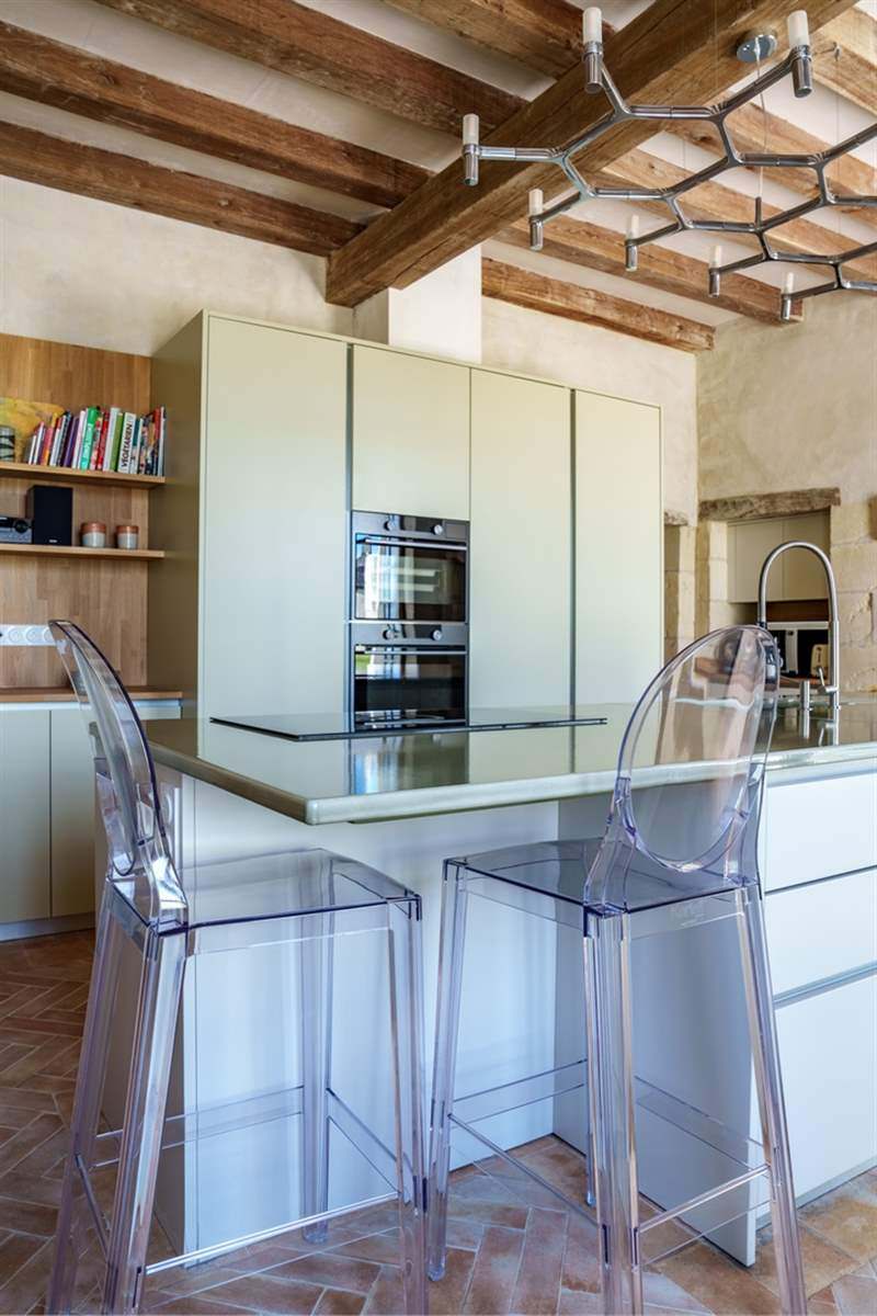 Cuisine bois, blanc et vert clair à Beaumont-en-Veron 09