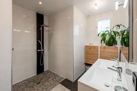 Salle de bains blanche et bois lumineuse à Crevin | Raison Home - 1