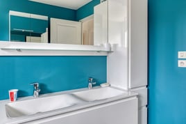 Salle de bains bleu avec douche italienne à Blois | Raison Home - 4