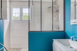 Salle de bains bleu avec douche italienne à Blois | Raison Home - 2