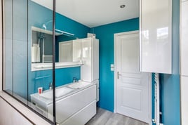 Salle de bains bleu avec douche italienne à Blois | Raison Home - 7