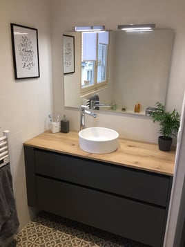 Salle de bains noire et bois industrielle à Carquefou | Raison Home - 3