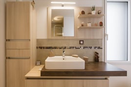 Salle de bains de style contemporain bois et blanc à Janzé | Raison Home - 1