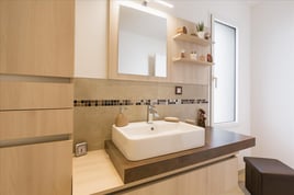 Salle de bains de style contemporain bois et blanc à Janzé | Raison Home - 3