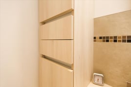 Salle de bains de style contemporain bois et blanc à Janzé | Raison Home - 2