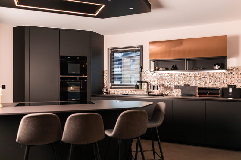 Cuisine laquée noire extra mate & Dekton à Hannut | Raison Home - 1