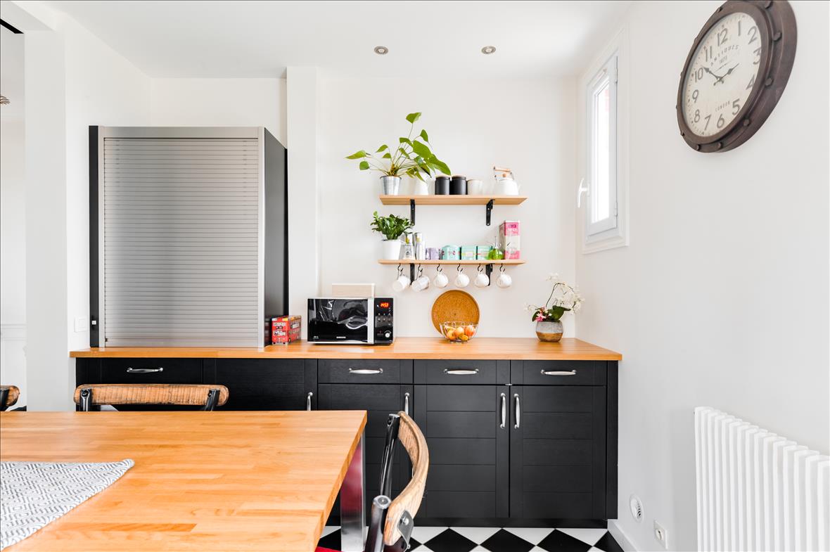 Black & wood tranditional kitchen 2