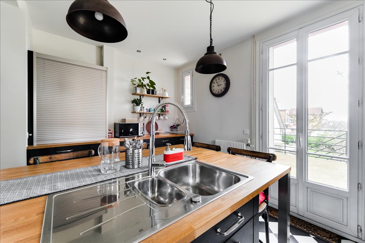 Black & wood tranditional kitchen 5