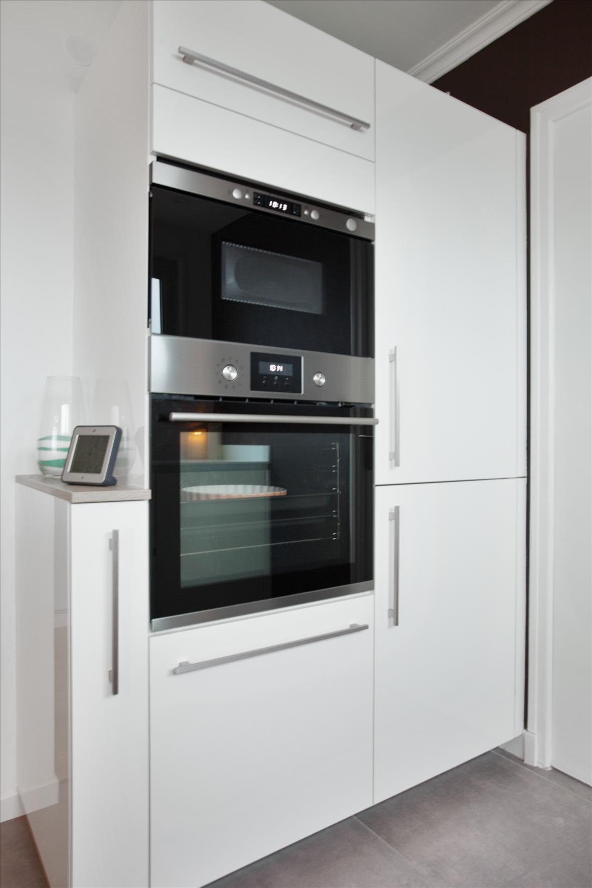 Open moderne witte keuken in L-vorm 6