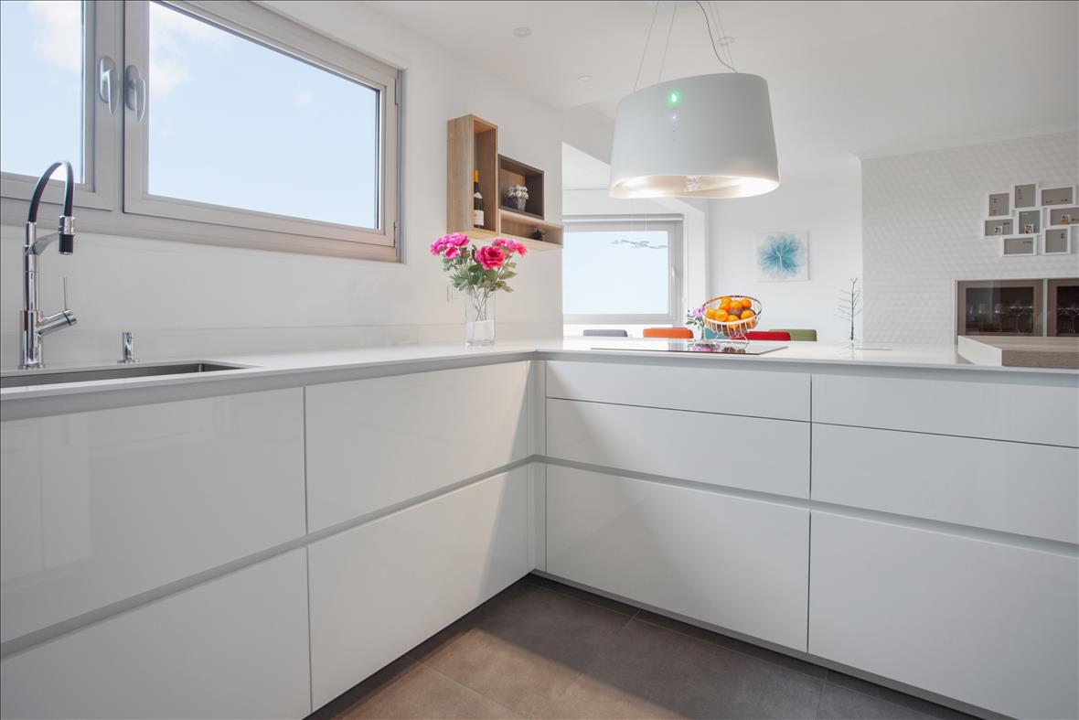 Open moderne witte keuken in L-vorm 3