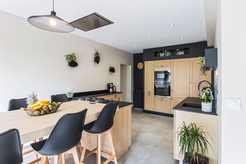 Open moderne zwarte houten keuken in L-vorm 1