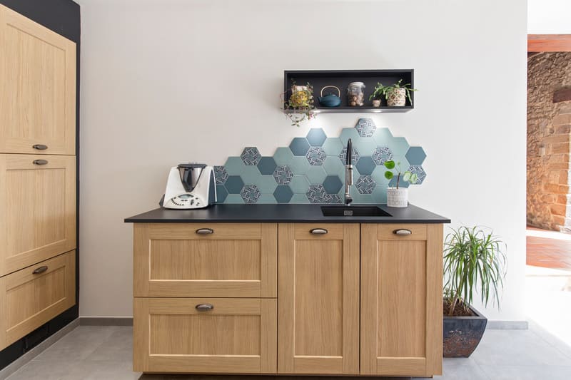 Comtemporary kitchen with hexagon ocean blue mix splashback | Raison Home - 6