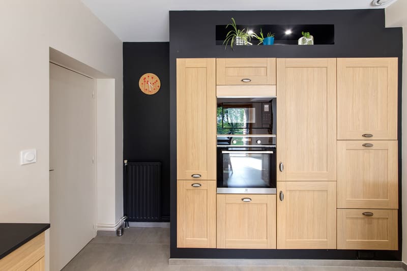 Open moderne zwarte houten keuken in L-vorm 8