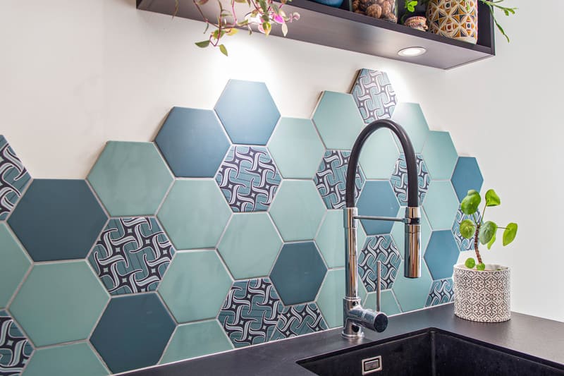 Comtemporary kitchen with hexagon ocean blue mix splashback | Raison Home - 5