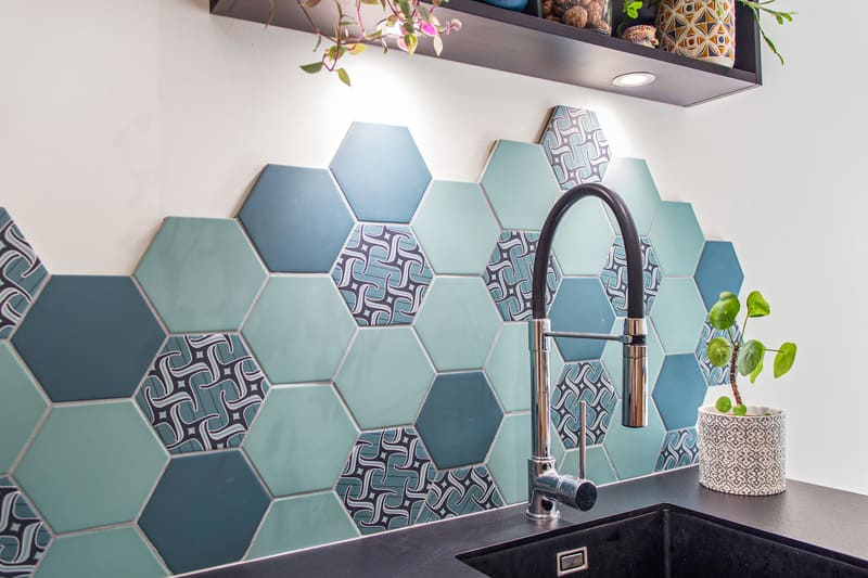 Comtemporary kitchen with hexagon ocean blue mix splashback 5