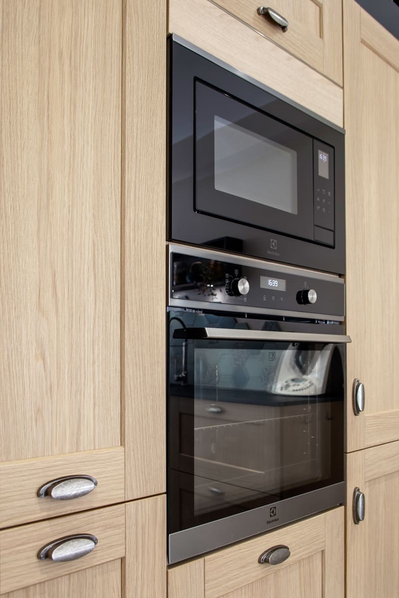 Open moderne zwarte houten keuken in L-vorm 10