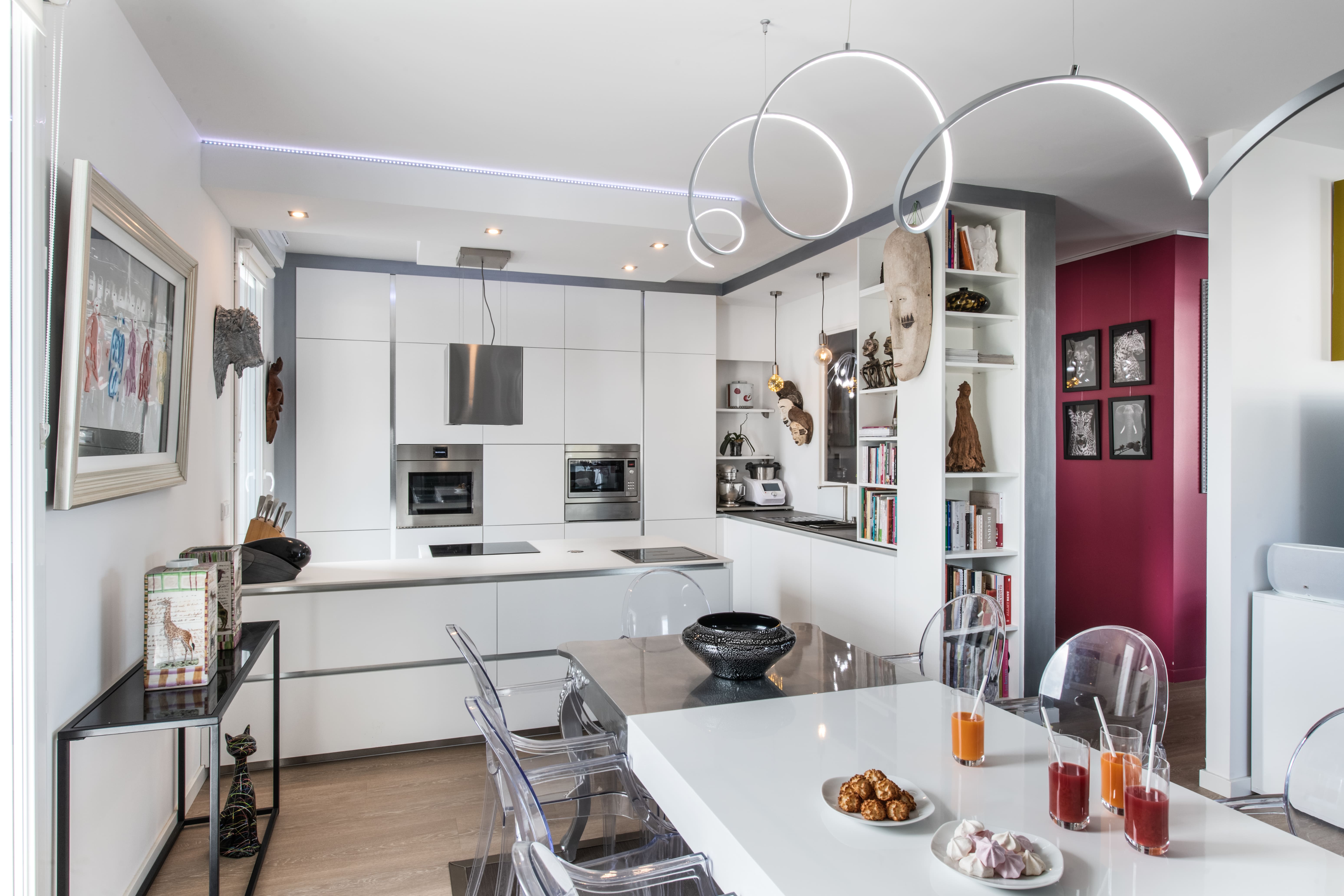 Open moderne witte keuken in L-vorm met centrale eiland 1