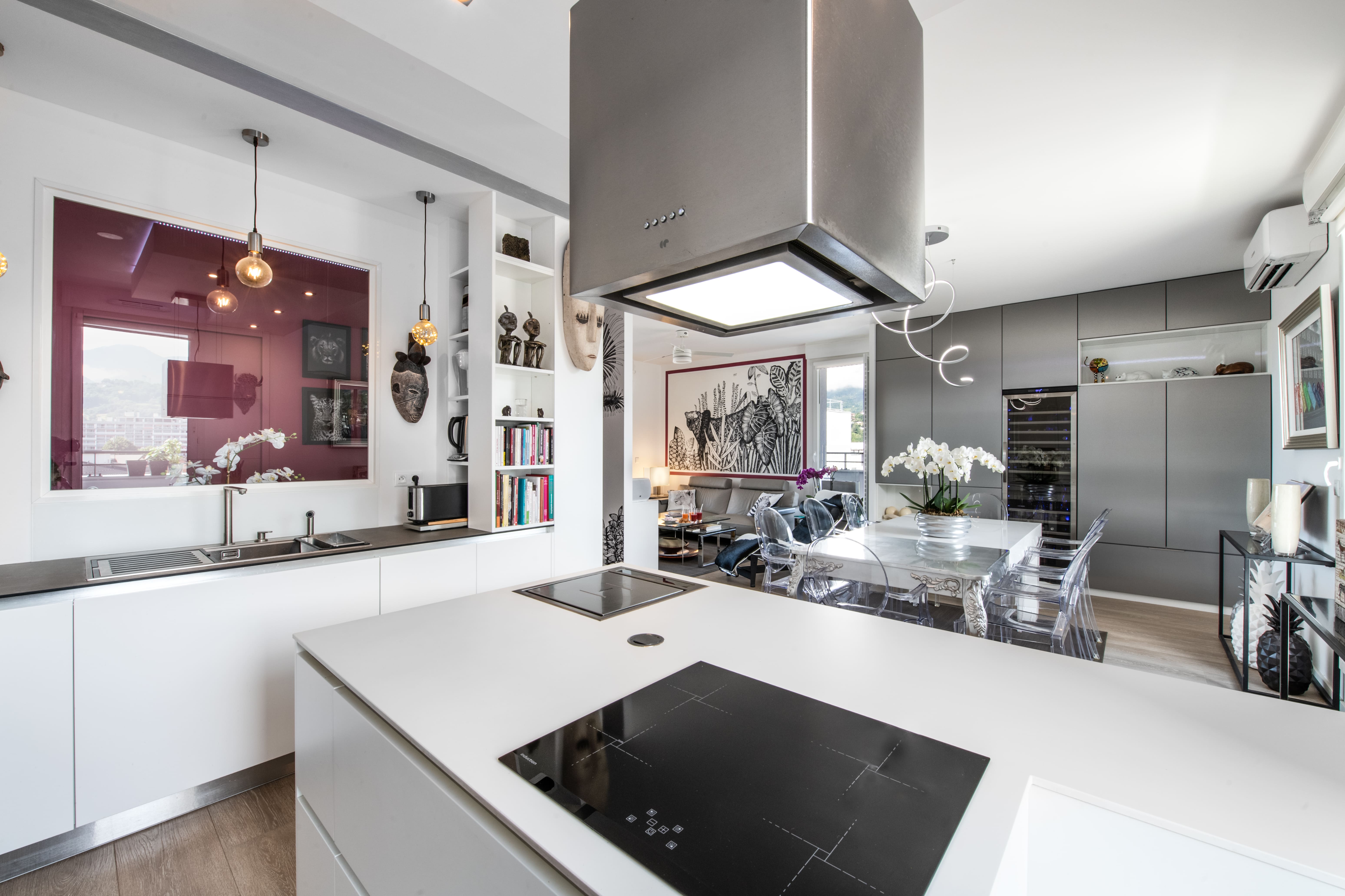 Open moderne witte keuken in L-vorm met centrale eiland 3