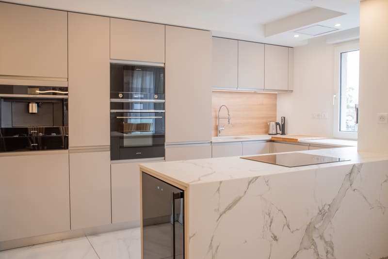 White kitchen with quartz worktop 1