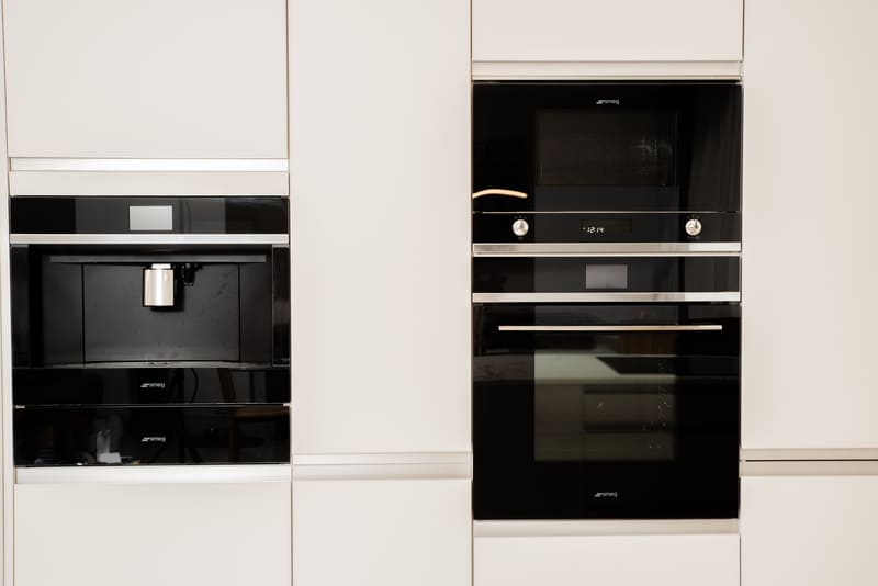 White kitchen with quartz worktop 3