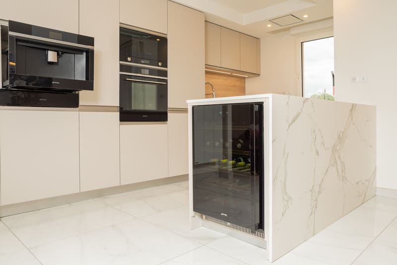 White kitchen with quartz worktop 2