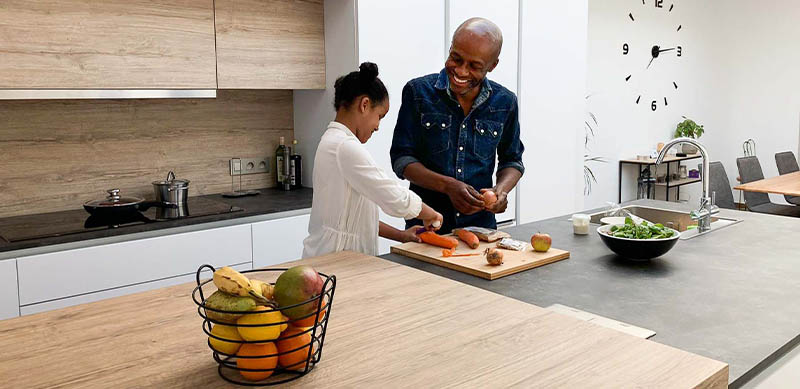 Hedendaagse witte open keuken met centrale eiland door Isabelle SIERANSKI  8