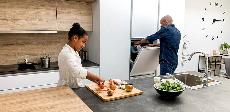 Hedendaagse witte open keuken met centrale eiland door Isabelle SIERANSKI  5