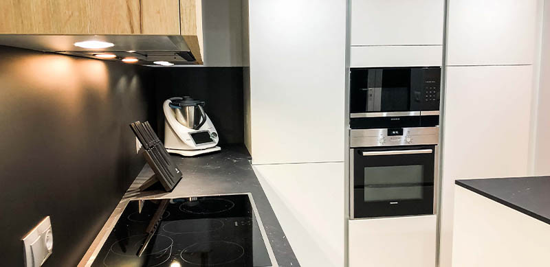 Open moderne zwarte en witte houten keuken door Isabelle SIERANSKI  6