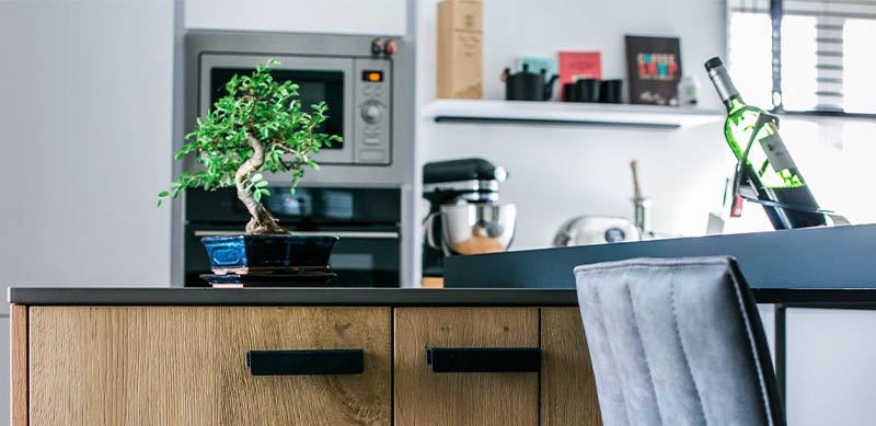 Moderne gesloten mat zwarte keuken met centrale eiland door Isabelle SIERANSKI  4